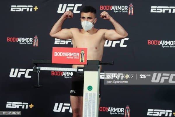 Зарруҳ Адашевнинг UFCдаги дебют жанги ўта омадсиз бошланди