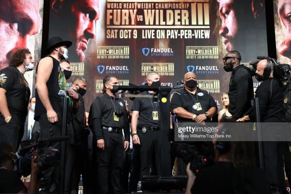 Тайсон Фьюри ва Деонтай Уайлдер эртанги жанг олдидан тарозидан ўтди (видео)