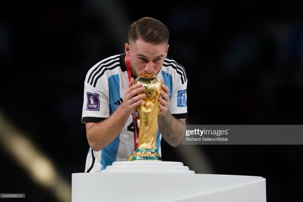 Жаҳон чемпиони "Ливерпуль"га ўтмоқда