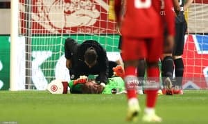 Европа лигаси ўйинида мухлислар дарвозабонга пиротехника воситаси улоқтирди