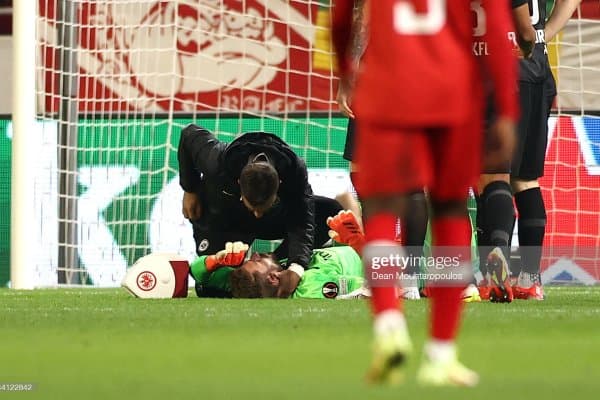 Европа лигаси ўйинида мухлислар дарвозабонга пиротехника воситаси улоқтирди