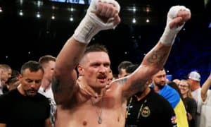 Александр Усик Дениэль Дюбуани муддатидан аввал мағлуб этди,  аммо зиддиятли вазият содир бўлди (видео)