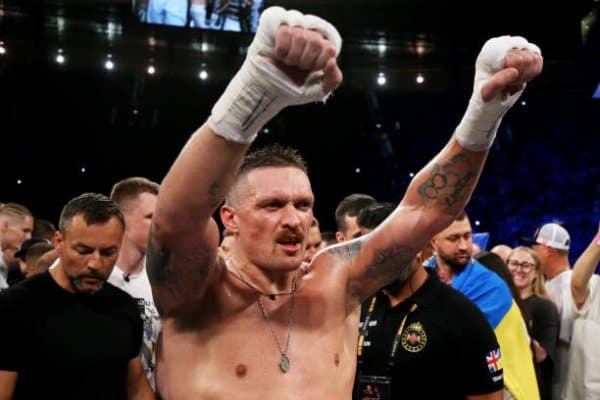 Александр Усик Дениэль Дюбуани муддатидан аввал мағлуб этди,  аммо зиддиятли вазият содир бўлди (видео)