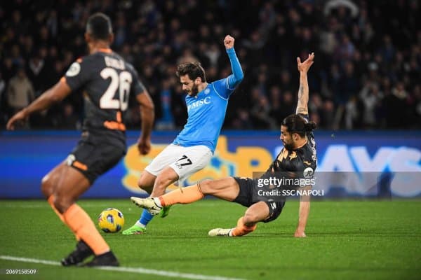 А Серия. "Наполи" "Барса"га қарши ўйин олдидан очко йўқотди