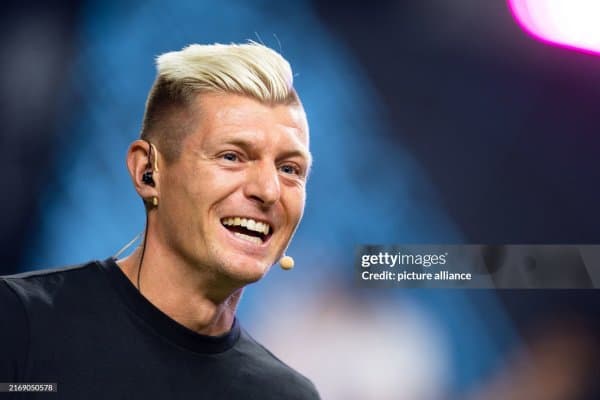 Кроос мураббийлик дарсларига бормоқда