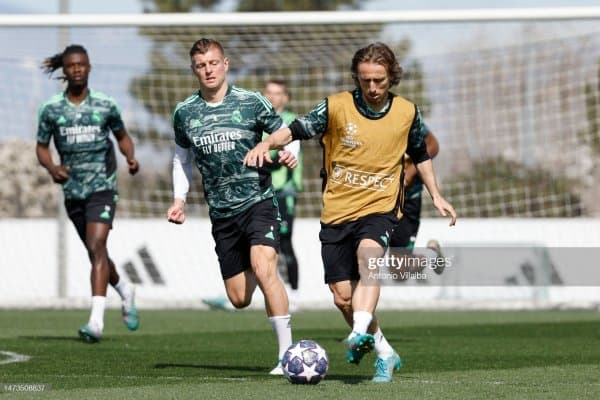 "Реал"нинг "мотор"лари яна бир мавсум жамоада қолади