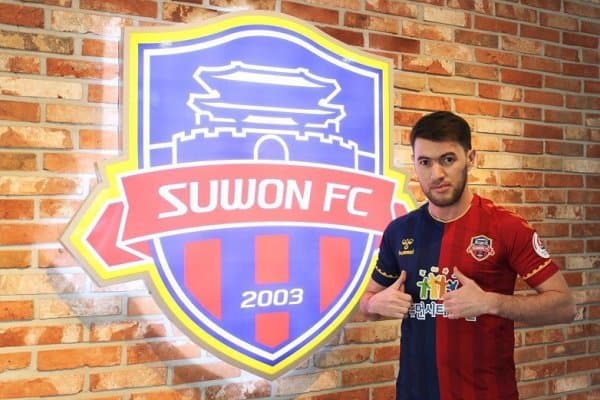 "Бунёдкор" ва Жанубий Кореяда фаолият юритган футболчи "Навбаҳор" билан шартнома имзолади (Фото)