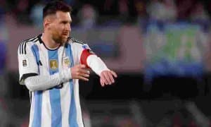 Тортишувдан сўнг, Мессига тупиришди (фото)