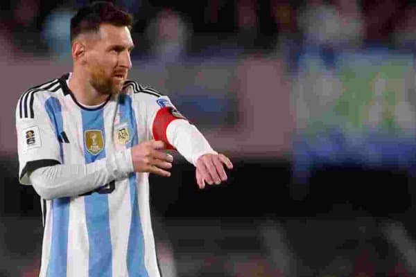 Тортишувдан сўнг, Мессига тупиришди (фото)