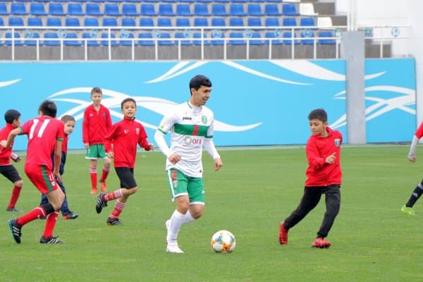 "Локомотив" стадионида жамоанинг 4 ўйинчиси 50 нафар болага қарши футбол ўйнади