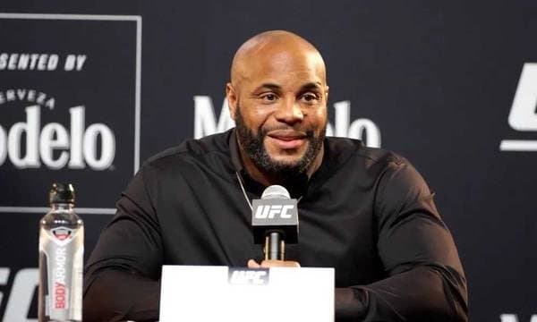 Кормье "UFC 300" нинг энг кутилган жангини айтди