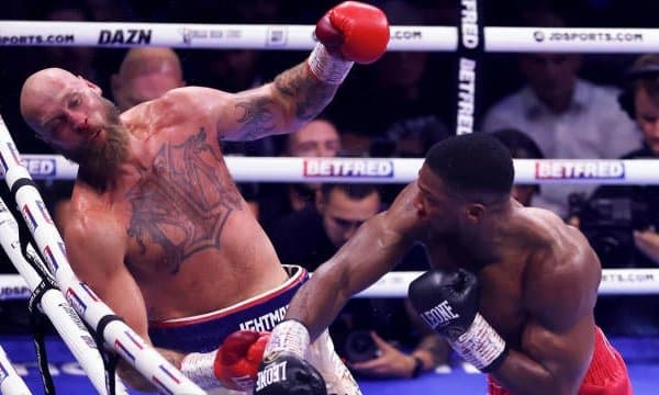 Энтони Жошуа Роберт Ҳелениусни чуқур нокаутга учратди (видео) 