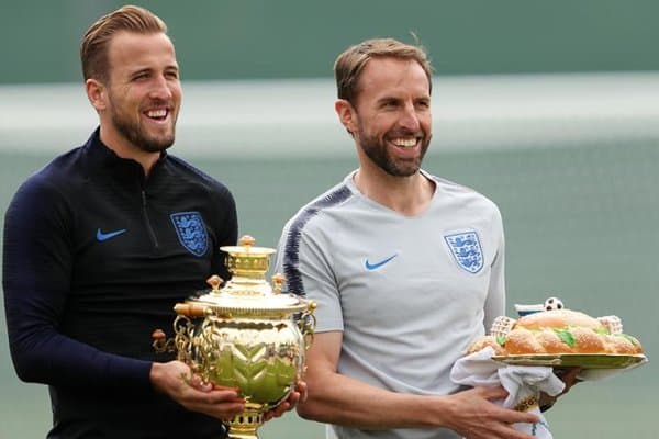 Саутгейт офицер, Кейн эса кавалер бўлди