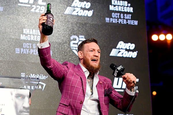 Конор МакГрегор Proper 12 вискисининг биринчи шишасини кимга берганини биласизми?