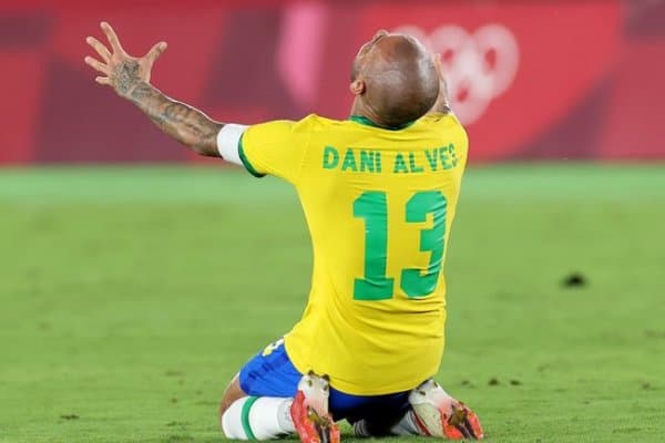 Маҳбуслар Дани Алвесни қамоқда қийнаяпти