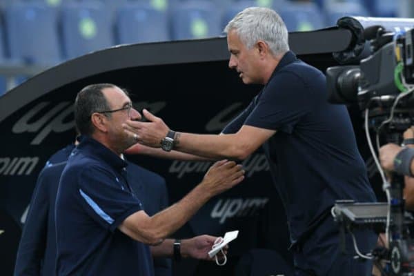 Моуриньо ҳамкасби Саррини ерга урди