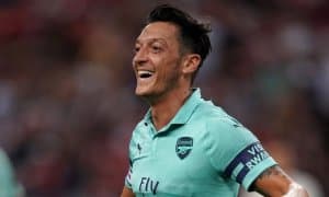 Бу қизиқ. Месут Ўзил ҳакамнинг сариқ карточкасига дастхат қўйиб берди (ФОТО)