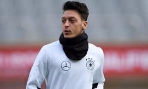 Месут Ўзилнинг отаси унга терма жамоадан кетишни маслаҳат бермоқда