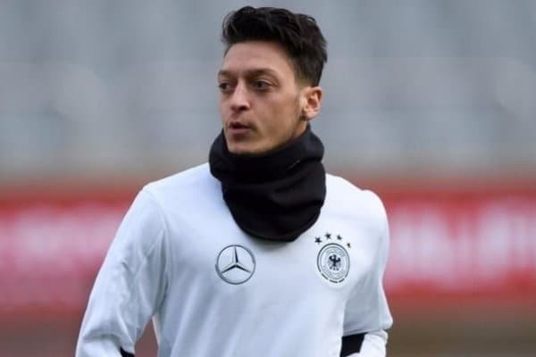 Месут Ўзилнинг отаси унга терма жамоадан кетишни маслаҳат бермоқда