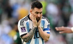 Мессининг юртида ҳакам ўйин вақтида футболчининг кўксига пичоқ урди