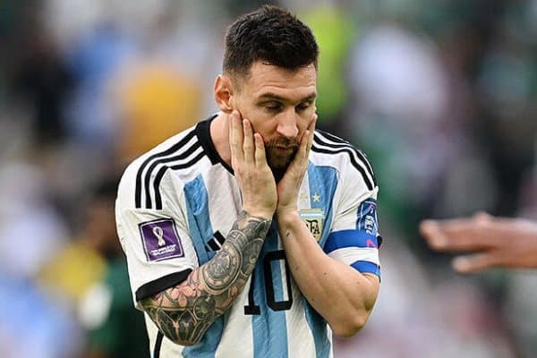 Мессининг юртида ҳакам ўйин вақтида футболчининг кўксига пичоқ урди