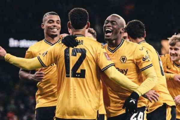 Бу жамоа 21 та мамлакатдан футболчи тўплади