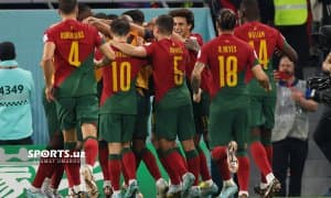 Криштиану Роналду ва SPORTS.uz фотомухбири Азамат Умаровни бир неча метр ажратиб турган ўйиндан фотогалерея