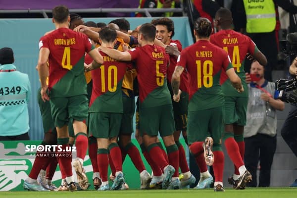 Криштиану Роналду ва SPORTS.uz фотомухбири Азамат Умаровни бир неча метр ажратиб турган ўйиндан фотогалерея