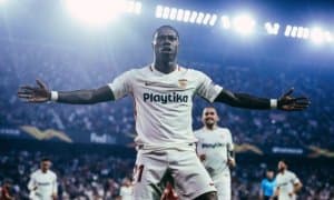 "Севилья" футболчиси гаровда нархи 1000 евро турадиган iPhone ютқазиб қўйди (ФОТО)