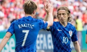 Бу қизиқ. ЖЧ-2018 финалидан сўнг Ракитич ва Модрич ўзаро футболка алмашишди (ФОТО)