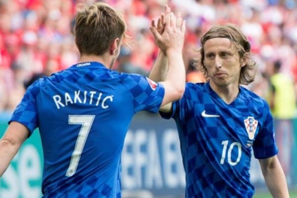 Бу қизиқ. ЖЧ-2018 финалидан сўнг Ракитич ва Модрич ўзаро футболка алмашишди (ФОТО)