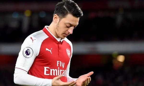 Месут Ўзил футболчилик фаолиятини якунлаганини эълон қилди 