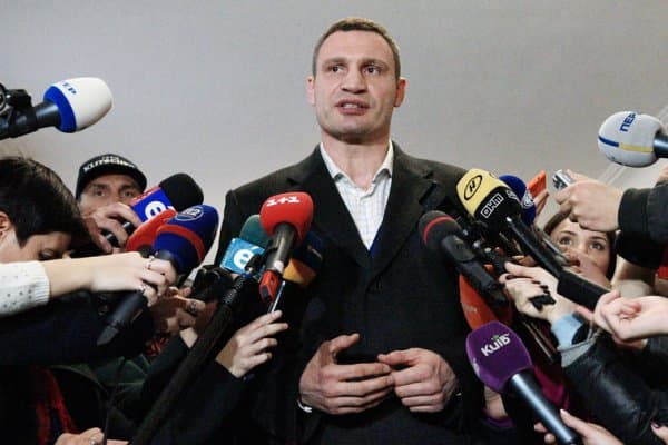 Виталий Кличко журналистга ҳужум қилди...Томоша  қилинг!
