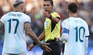 Машҳур футболчи босқинчиликка учради