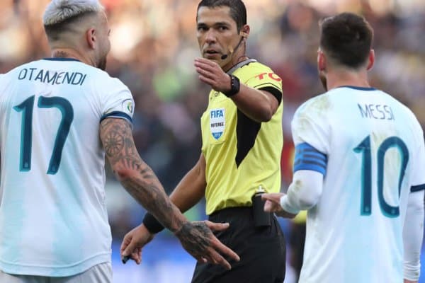 Машҳур футболчи босқинчиликка учради