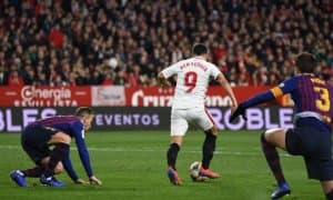 "Севилья" ҳужумчиси "Барселона" дарвозасига урган голини йўқолган футболчига бағишлади