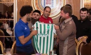 Рамзан Кадиров Салоҳга "Ахмат" клуби либосини совға қилди