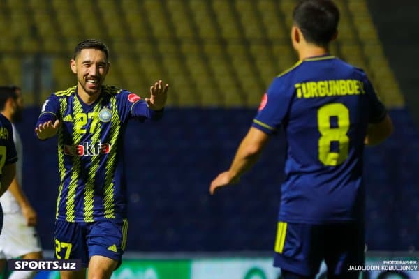 "Пахтакор" таркибида энг кўп чемпион бўлган футболчи ким?