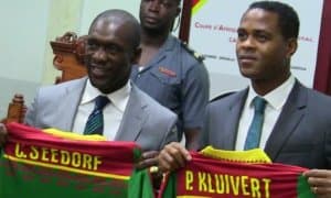 Камерунни бошқарадиган Зеедорф ва Клюйверт жуфтлиги ўз иш жойларига етиб келишди (ВИДЕО)