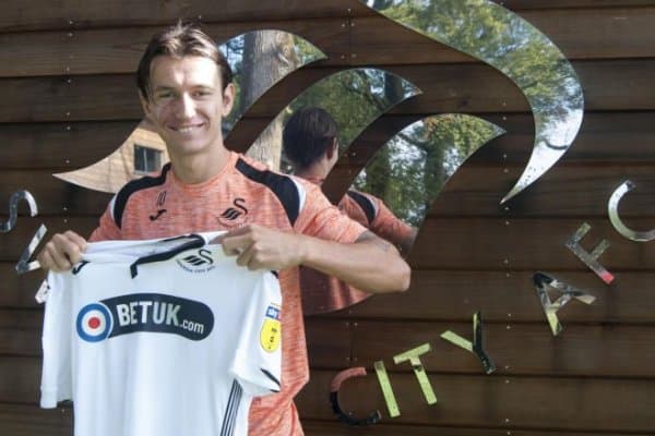 "Манчестер Сити" хавбеки "Суонси"га кўчиб ўтди