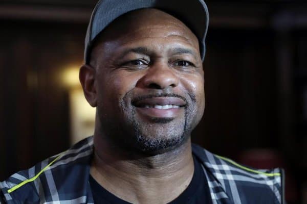 Рой Жонс Отабек Умаровни Ўзбекистон ММА ассоциацияси президенти бўлганлиги билан табриклади ёхуд у Тошкентга ташриф буюрадими?