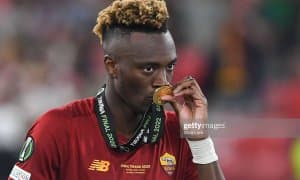 Абраҳам UEFAнинг 4 та мусобақасида ғалаба қозонган биринчи футболчига айланиши мумкин