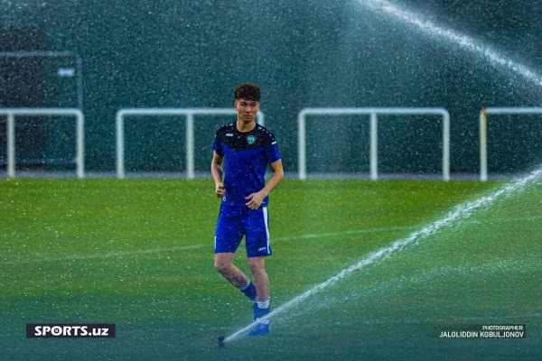 Ўзбекистонда ўйнай олмагани сабаби, стандарт вазиятлардан гол уриш сири, терма жамоада жарималарни ким тепиши кераклиги ҳақида Шаҳбоз Умаров билан интервью 