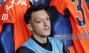 Месут Ўзил жиддий жароҳат олди