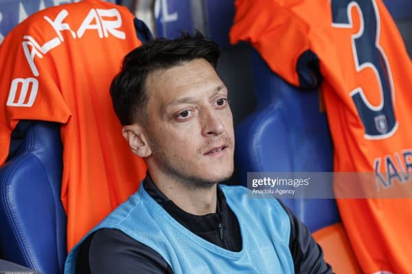 Месут Ўзил жиддий жароҳат олди