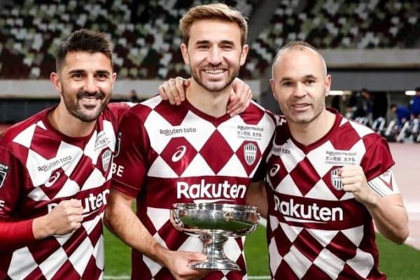 Иньеста ва Вилья фаолият олиб борадиган клуб Японияда шоҳсупага кўтарилди