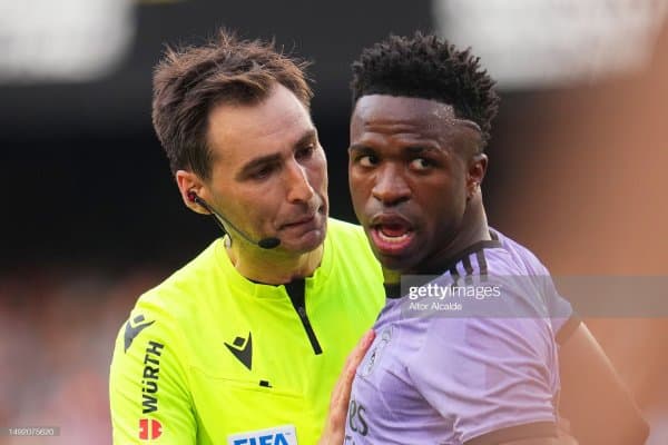 Инфантино: "Винисиус билан бўлган вазиятда ҳакам дастлаб ўйинни тўхтатиши, ҳолат яхшиланмаса, меҳмонларга ғалаба бериши керак эди..."