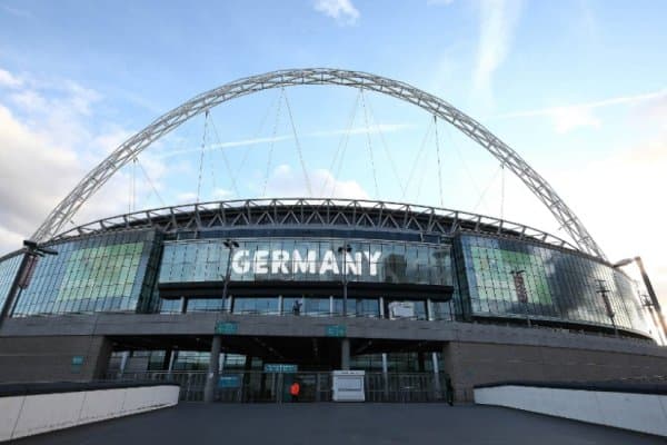 "Уэмбли" стадиони "Лестер" рангига бўялди (ФОТО)