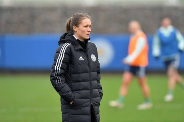 Бунақаси бўлмаган: АПЛда аёл мураббий иш бошлади!