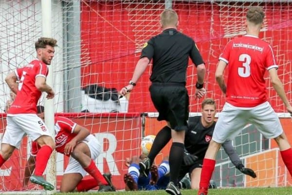 Голландияда ҳакам гол урди ва уни ҳисоблади (видео)